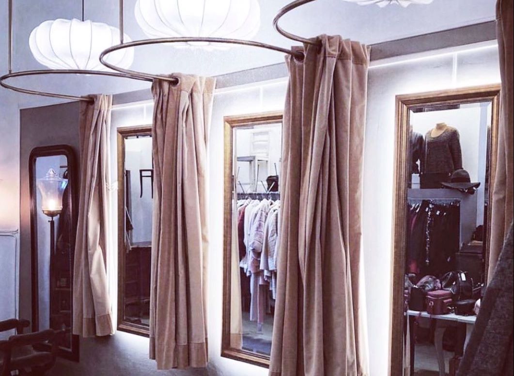 Tre provrum med gardiner i en second hand butik